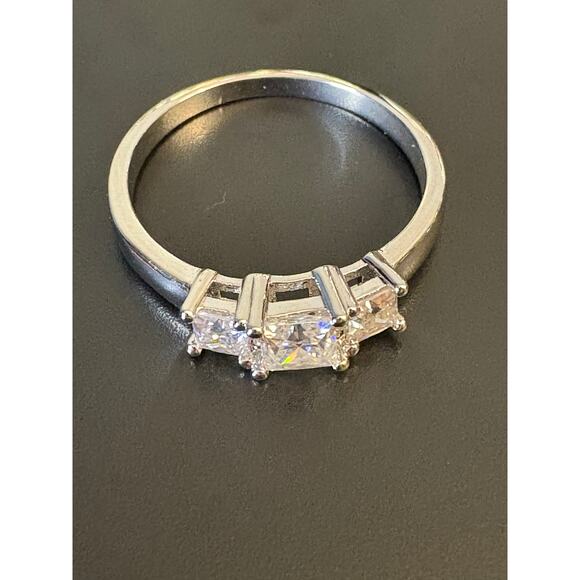 None and/or Unknown Other - SZ 8 - Moissanite 1CTW, 3 Stone Silver Ring w/ GRA